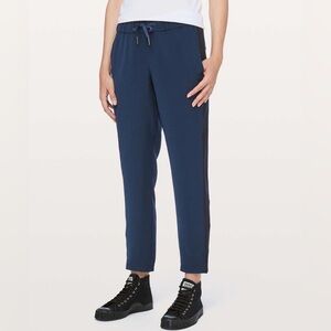 Lululemon On The Fly Pant Woven Track Stripe
True Navy / Black Size 8